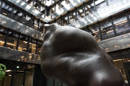 Dao / Bronze / <small>H 180 cm x long 90 cm / 5 ft 11 in x 3 ft – n1031 - Fonderie Bocquel – « 1 immeuble 1 œuvre » / Ministère de la Culture</small>
